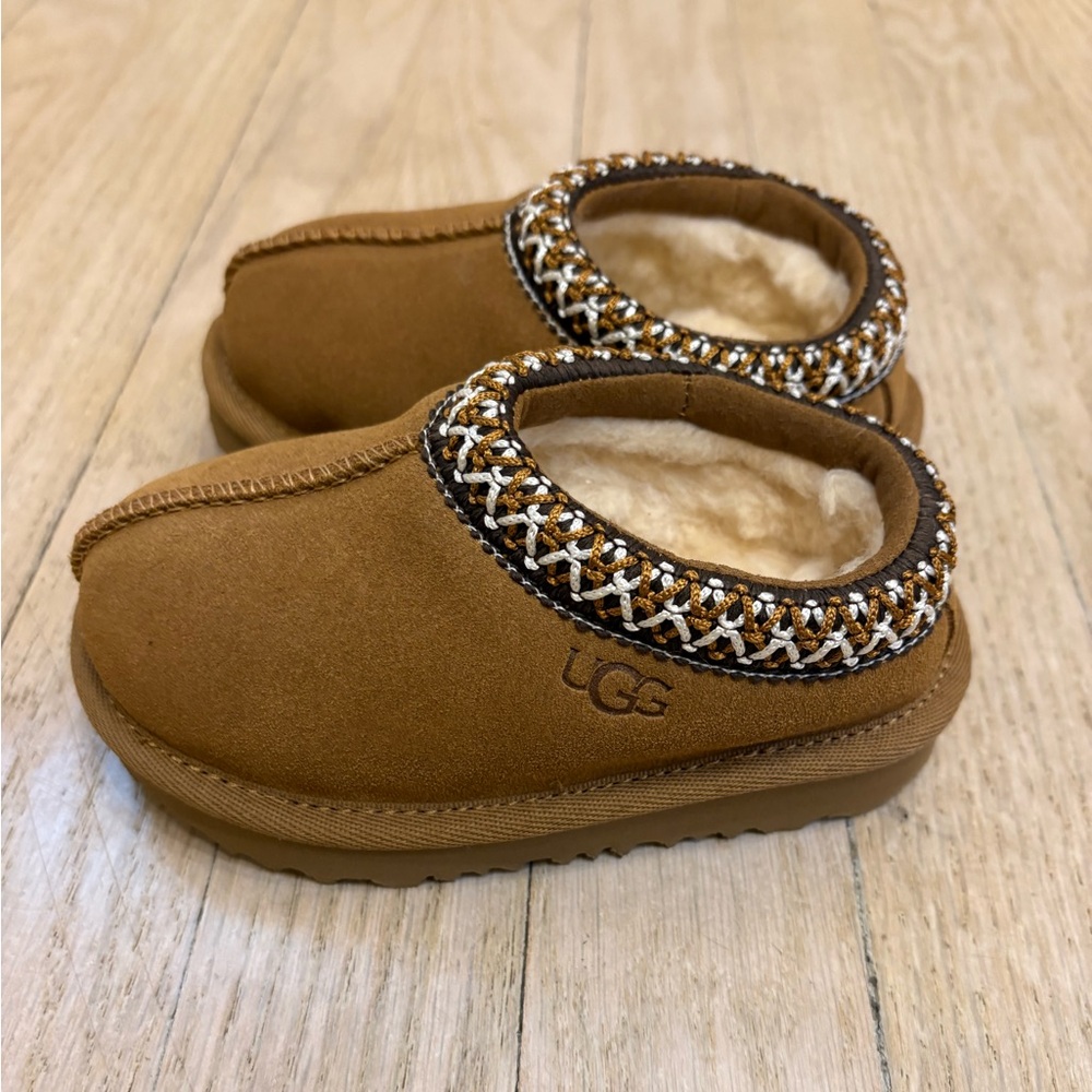 UGG BRAND NEW Tan Kids Slippers with Patterned Trim